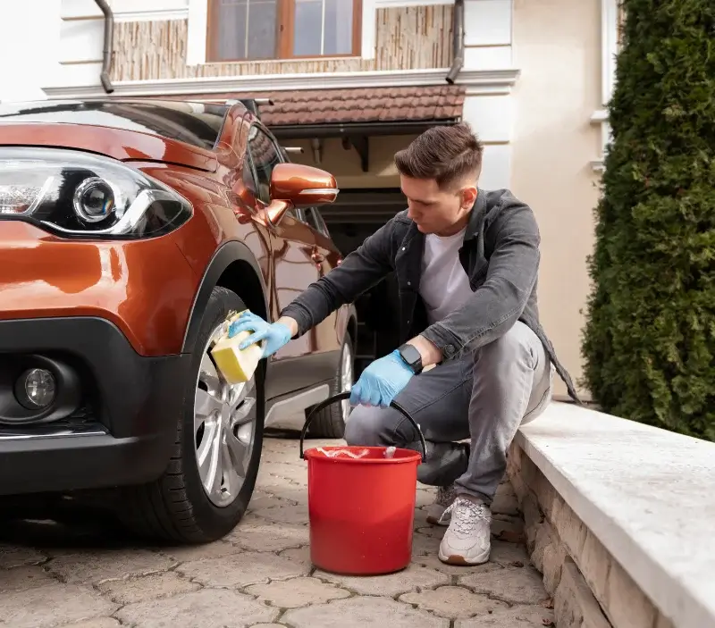 Lavage auto à domicile Lhospitalet : professionnel intervenant sur un véhicule